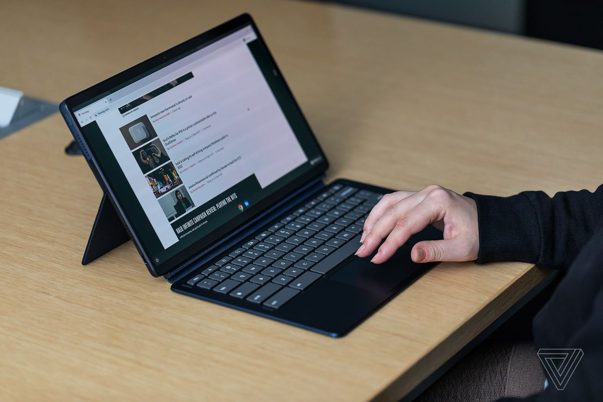 Ein Benutzer navigiert auf dem Lenovo Chromebook Duet 5 in einem Konferenzraum.